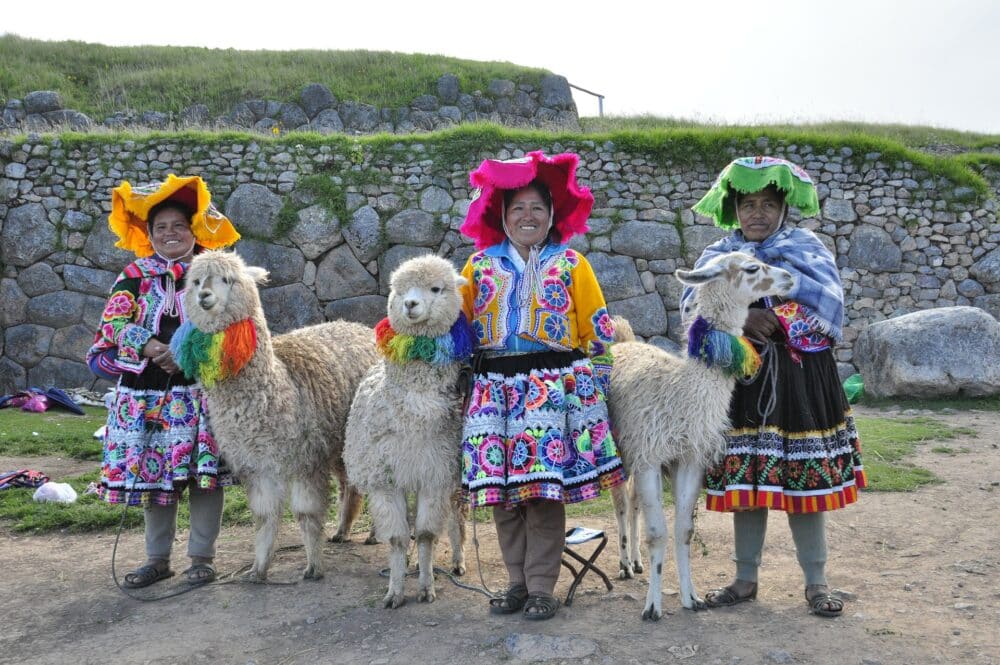 3 Frauen mit Alpaka in Peru Traditionell gekleidet