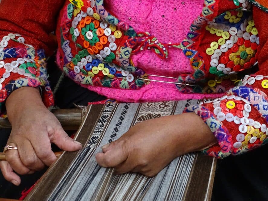 Fair Trade Alpaka Kleidung Peru Frau webt