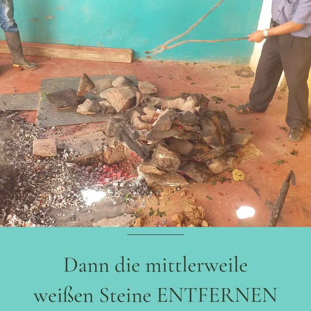 Pachamanca: heiße Steine entfernen Pachamanca: heiße Steine entfernen