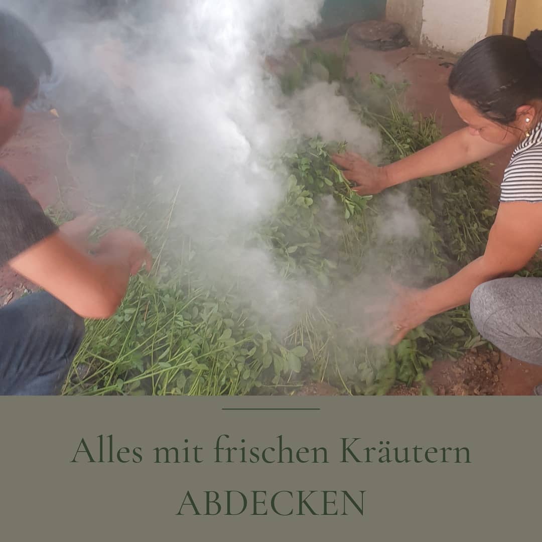 Pachamanca: mit Blättern abdecken